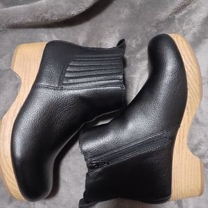 Universal Thread Clogs boots